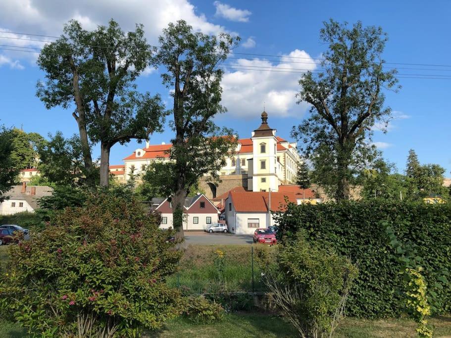 Apartman V Podzamci リフノフ・ナト・クニェジュノウ エクステリア 写真